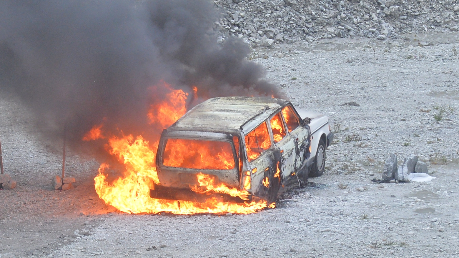 L'auto in fiamme nella cava 