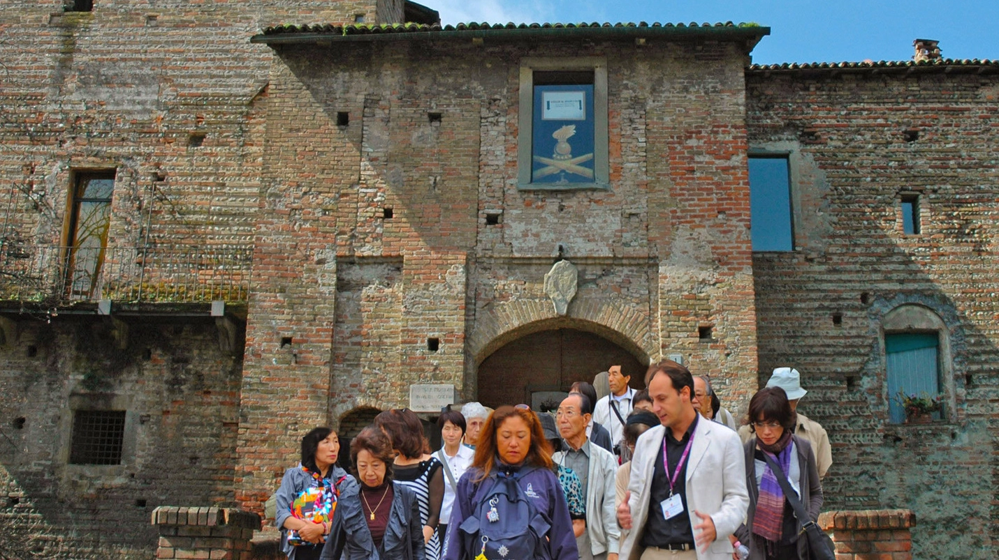 Turisti in visita alla Rocca di Romano di Lombardia