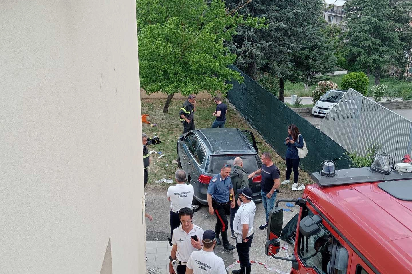L'auto piombata nel giardino di un asilo a L'Aquila (Dire)