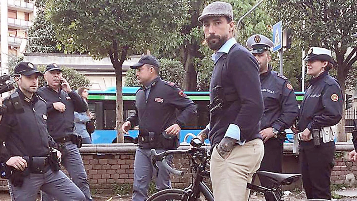 Vittorio Brumotti ai giardinetti vicino alla stazione di Monza presidiati dalla polizia