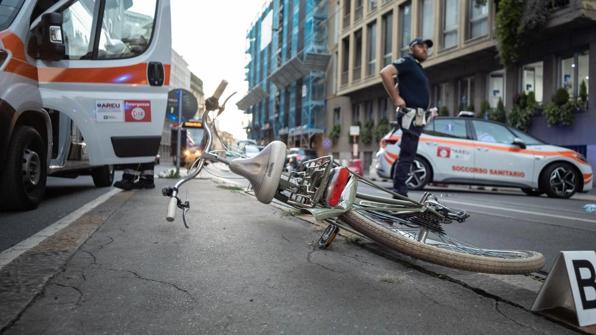 Scooter travolge una bici. Madre e figlia in ospedale Scooter travolge una bici. Madre e figlia in ospedale