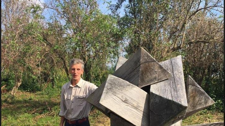 Palamini, artigiano in pensione, ha creato un sentiero nel bosco con le sue sculture. "L’incontro con la coop Ozanam mi cambiò la vita"