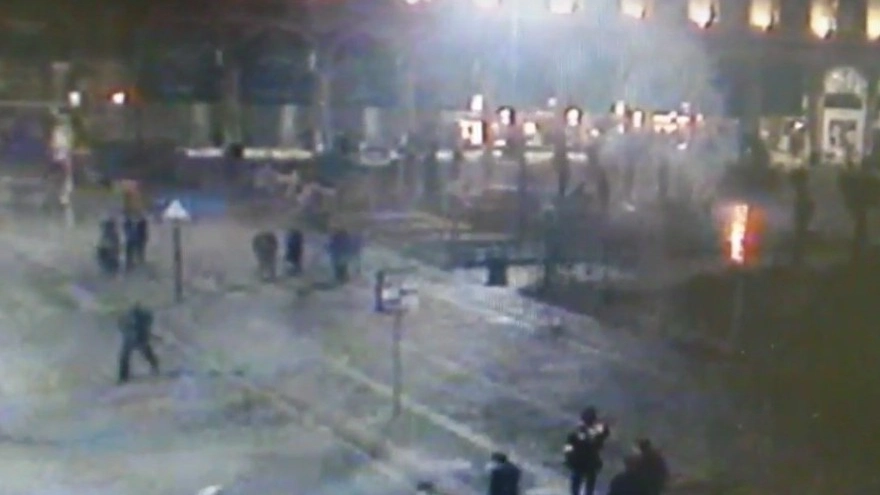 Una  delle immagini filmate dalle telecamere che sorvegliano la piazza Polizia locale  al lavoro per risalire ai due piromani