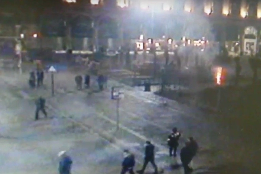 Una delle immagini filmate dalle telecamere che sorvegliano la piazza Polizia locale al lavoro per risalire ai due piromani