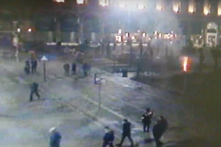 Una  delle immagini filmate dalle telecamere che sorvegliano la piazza Polizia locale  al lavoro per risalire ai due piromani