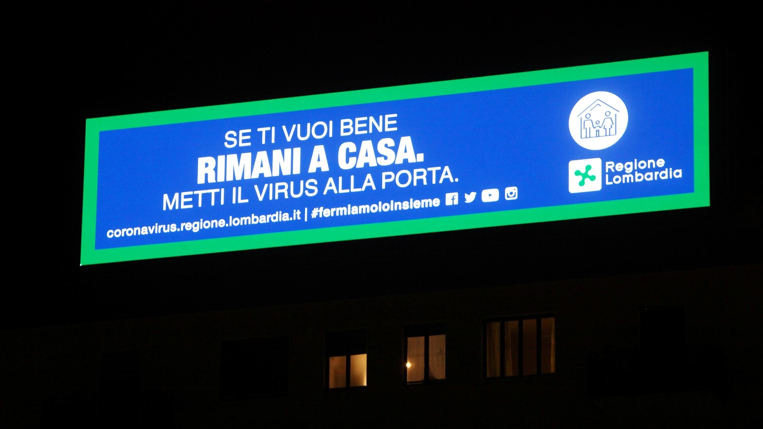 Milano, 'Se ti vuoi bene, rimani a casa'