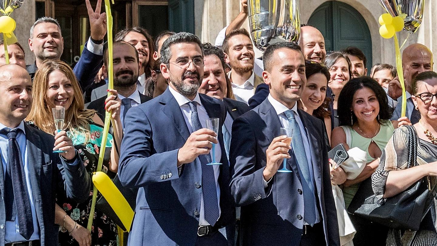 La festa M5S per il taglio ai vitalizi: Riccardo Fraccaro e Luigi  Di Maio (Lapresse)