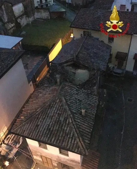 Sant'Angelo Lodigiano, crolla il tetto di una palazzina