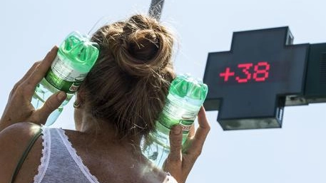 Sole per tutta la settimana con caldo e afa in aumento: pochi e brevi temporali in arrivo solo sulle Alpi