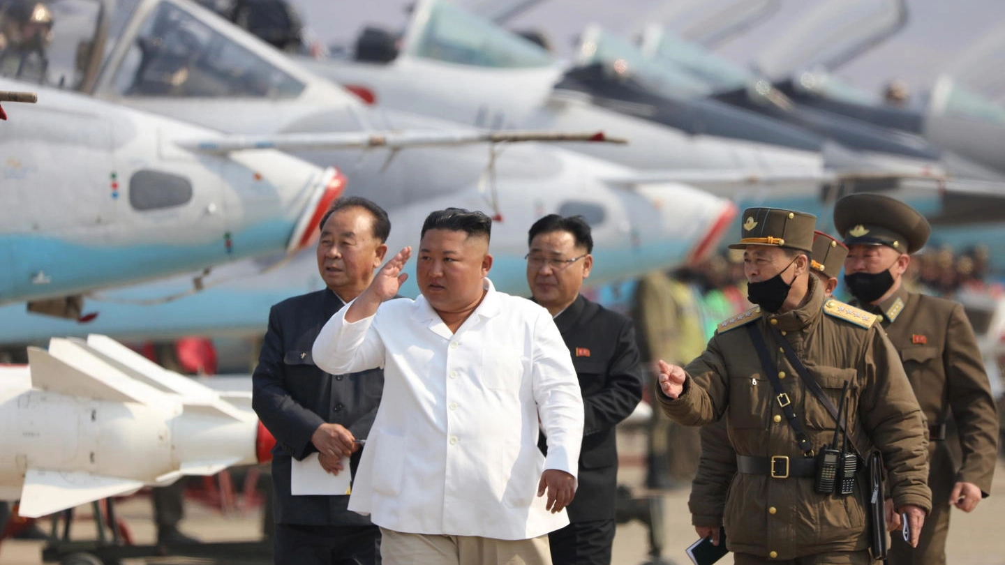 Il leader nord coreano Kim Jong Un in una consueta sfilata militare