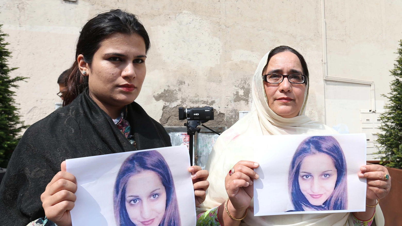 Donne della comunità pakistana in una manifestazione in ricordo di Sana