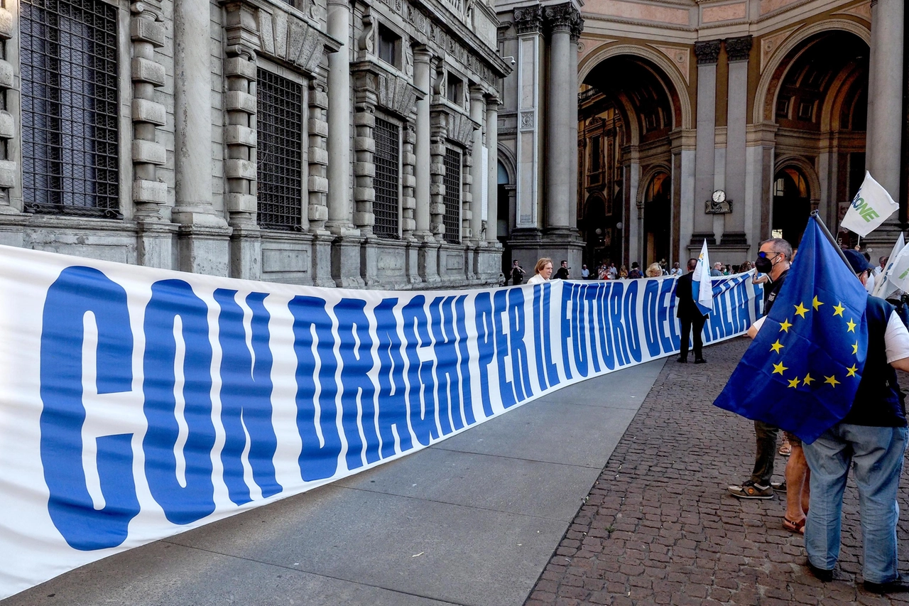 Lo striscione esposto durante la manifestazione a sostego di Mario Draghi