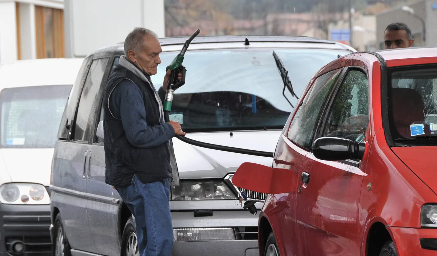 La sorpresa caro-carburante a Como. Appello: "Ritorni la carta-sconto"