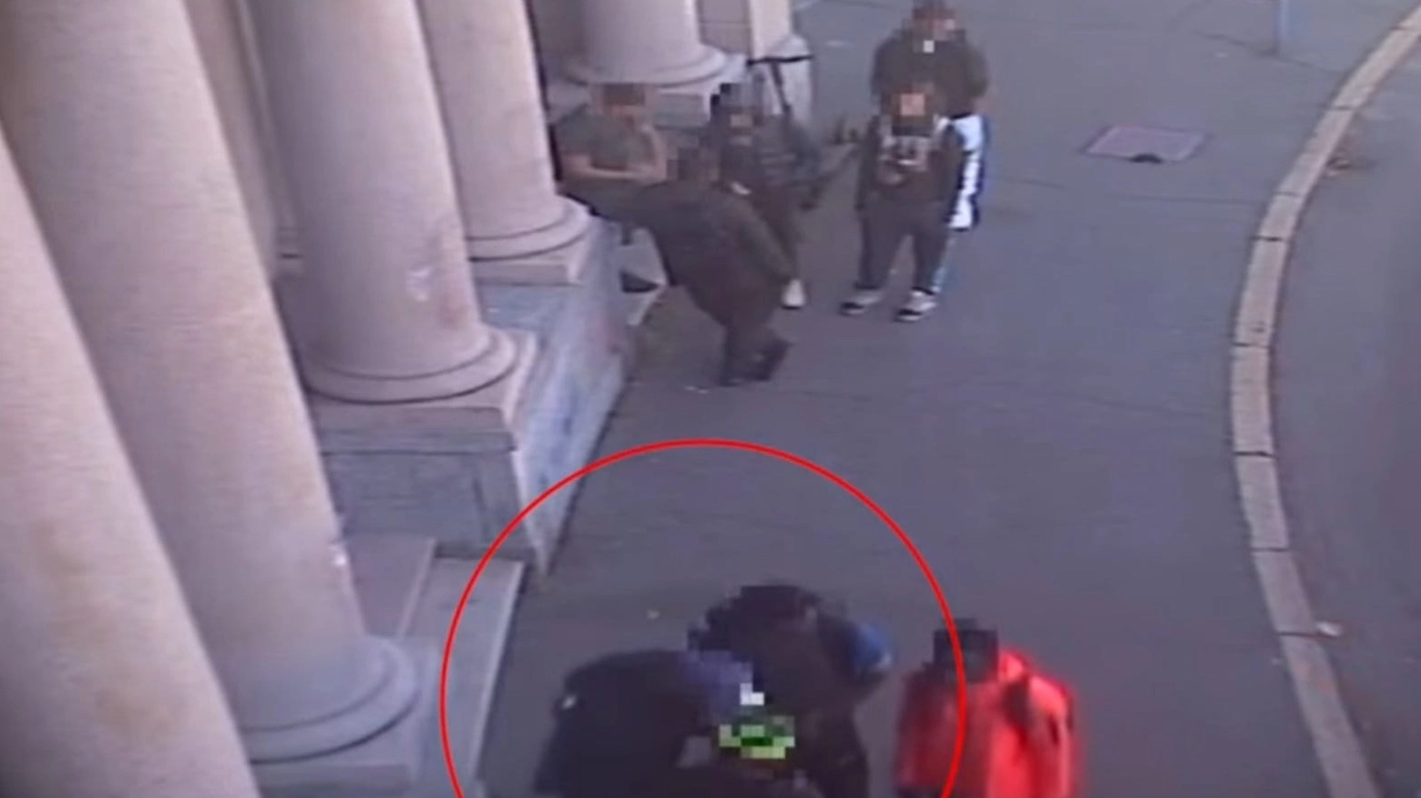 I teppisti mentre entrano in azione I teppisti mentre entrano in azione