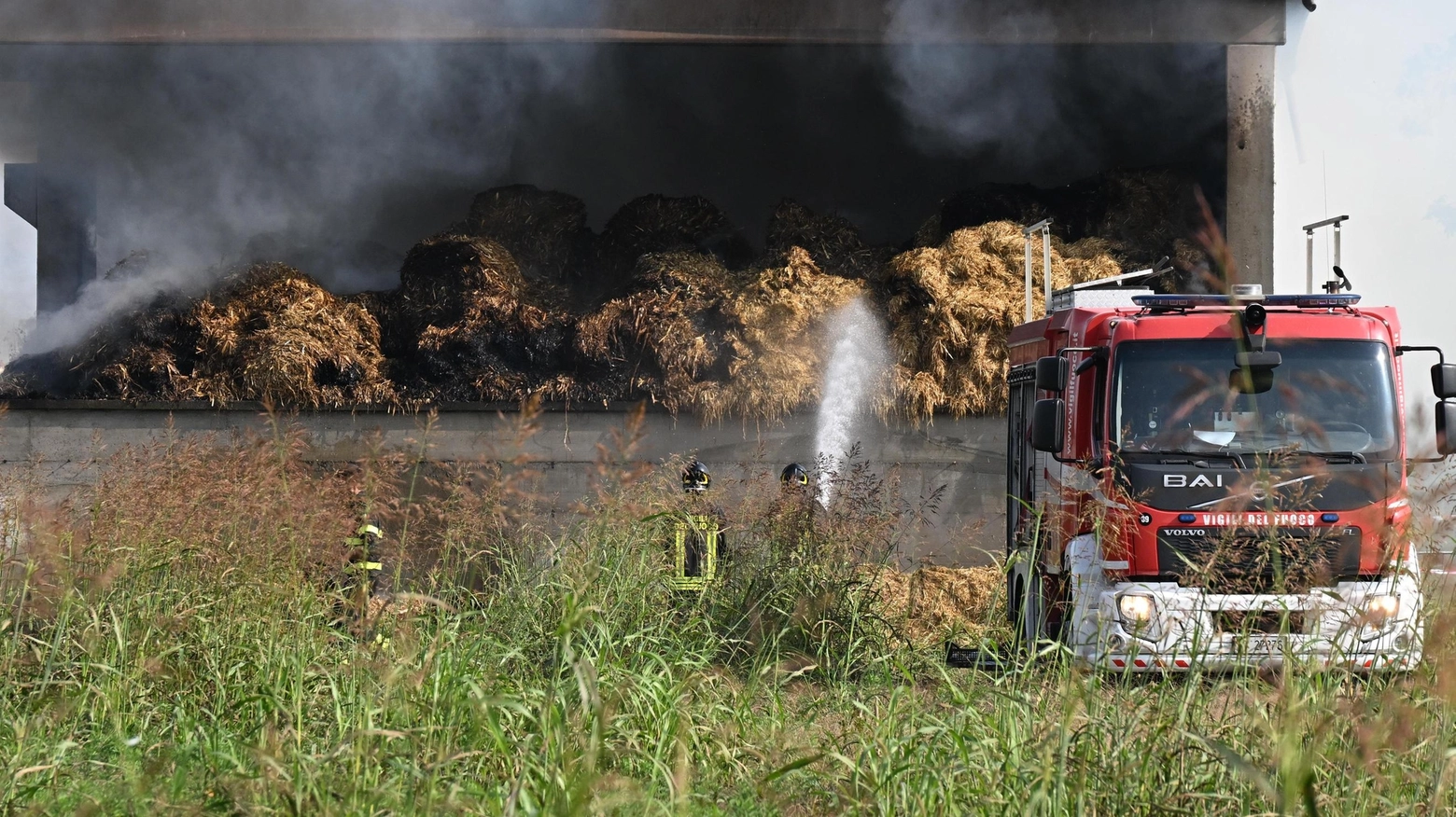Scoppia un incendio nel fienile. Capannone distrutto dal rogo Scoppia un incendio nel fienile. Capannone distrutto dal rogo