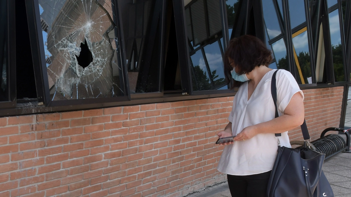 Il responsabile ha rotto una vetrata e poi gettato all’interno del materiale infiammabile