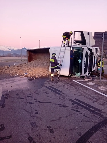 Dubino, camion si ribalta in rotonda: conducente in ospedale e traffico bloccato