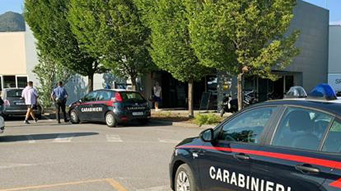 I carabinieri sul luogo dell'agguato