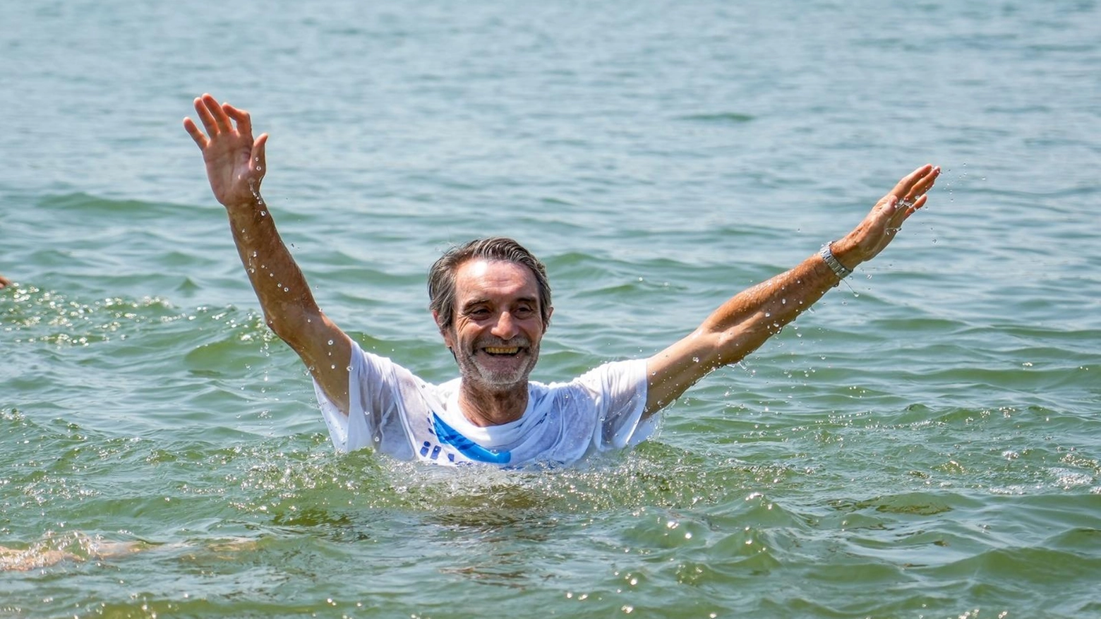 Il presidente Fontana fa il bagno nel lago di Varese