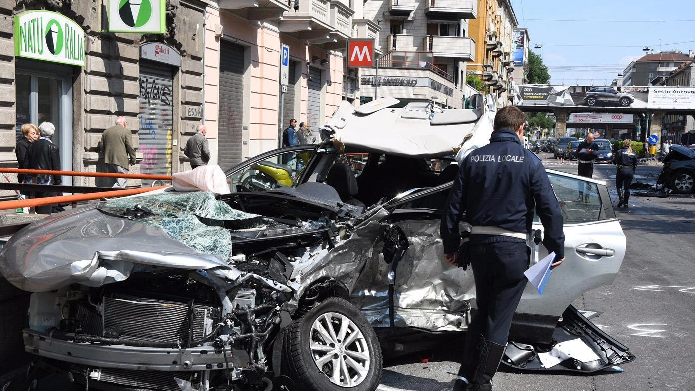 Una delle due auto coinvolte nell'incidente in viale Monza