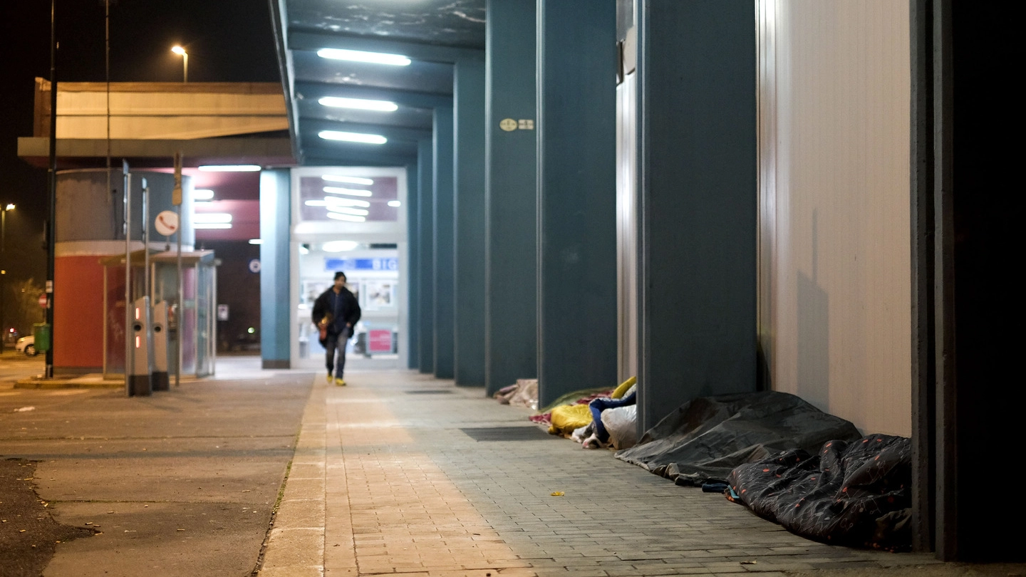 I giacigli dei senzatetto occupano il marciapiede tutto il giorno