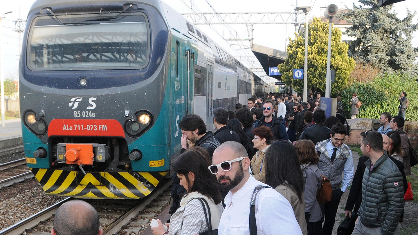 TRASPORTI Viaggiatori alla stazione di Parabiago: i pendolari attendono una schiarita sul fronte raddoppio della linea Gallarate-Milano