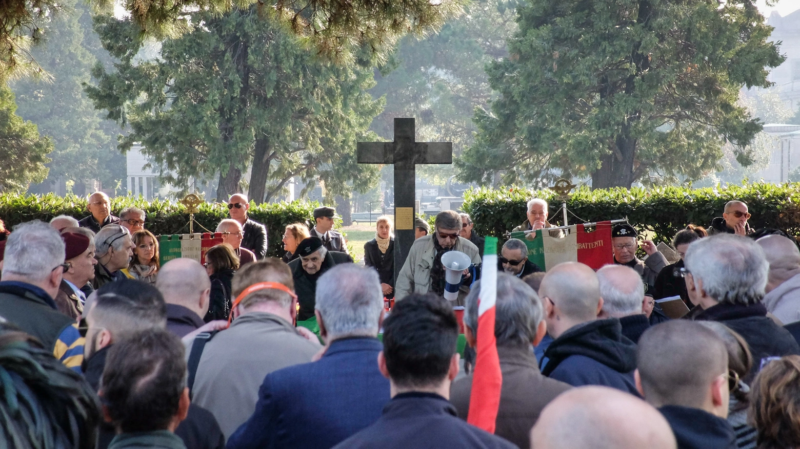 Commemorazione dei caduti della Repubblica Sociale Italiana al Campo X (La Presse)