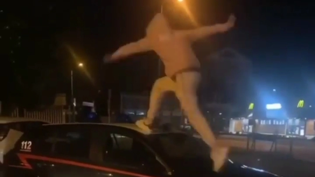 Rapper sul tetto dell'auto dei carabinieri, arrestato (frame video)