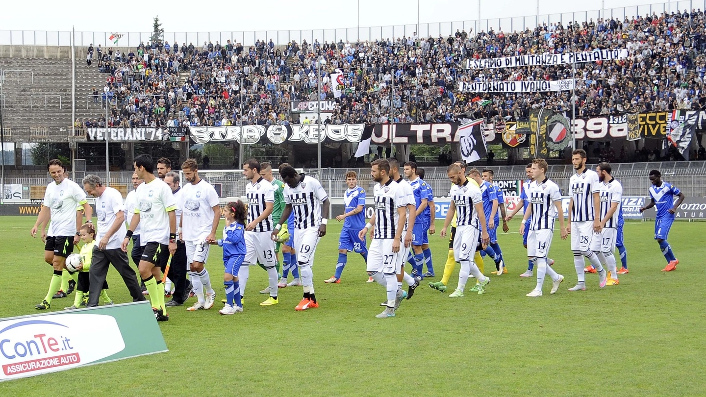Ascoli e Brescia entrano in campo per l'inizio della partita