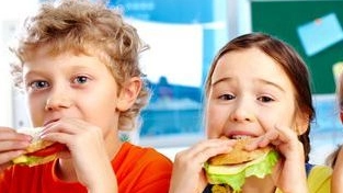 Bambini mangiano un panino