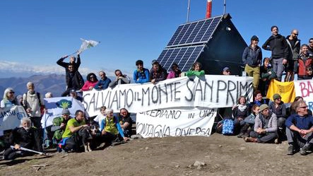 Gli attivisti protestano sulla cima del monte San Primo