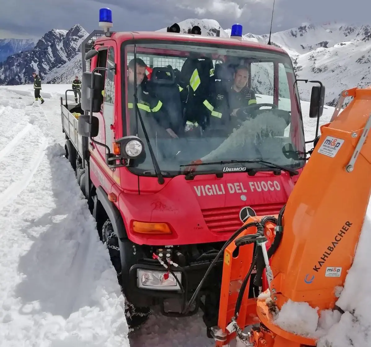 Neve sul Passo San Marco Vigili del fuoco in azione