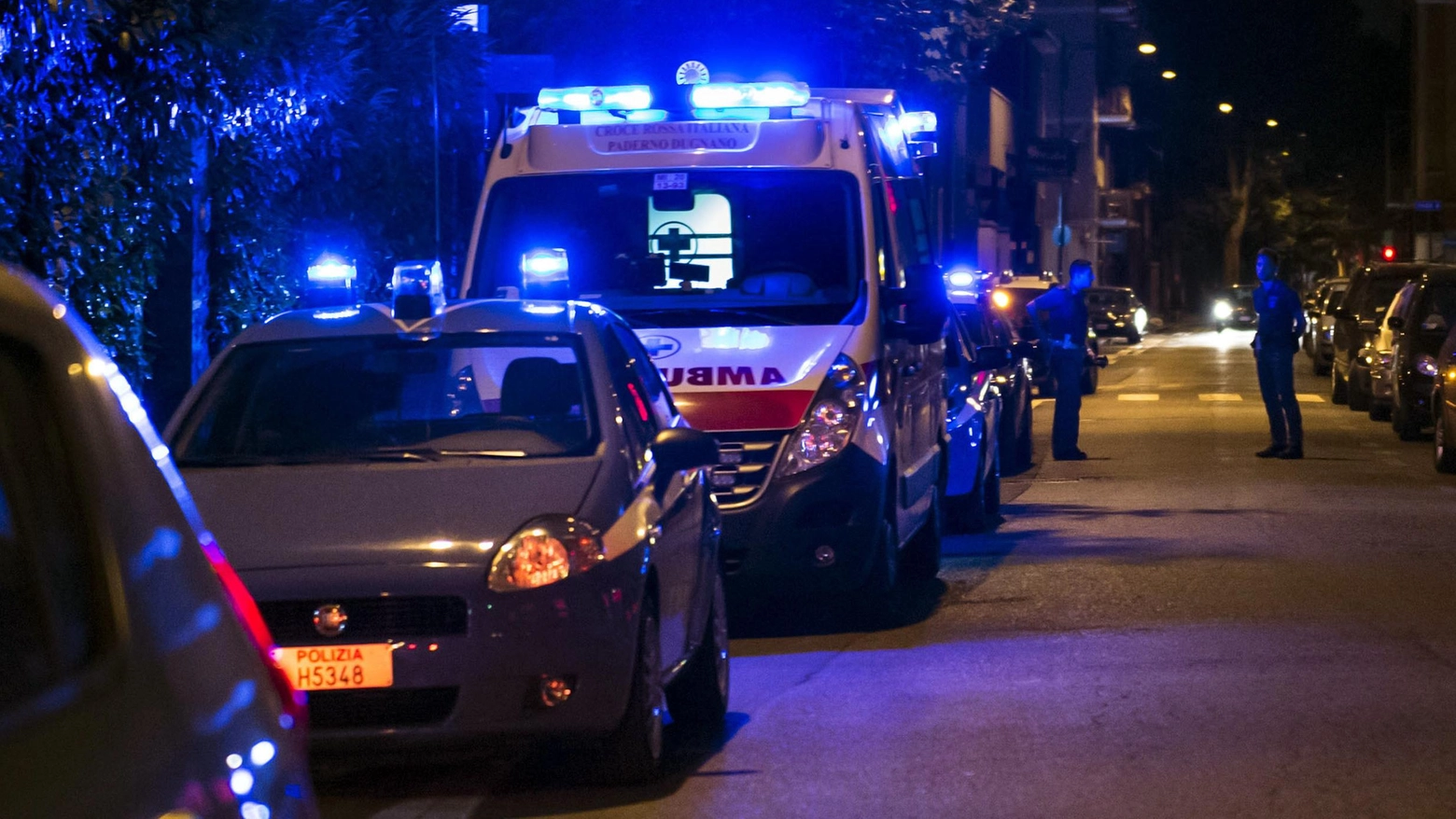 L'ambulanza intervenuta in piazza Montanelli per l'accoltellamento di un ventenne