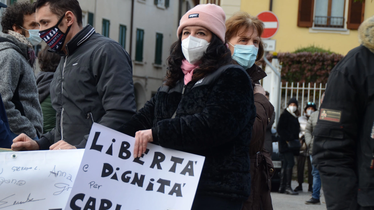 La manifestazione a sostegno di Carlo Gilardi fuori dall'Airoldi&Muzzi
