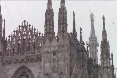 In piazza Duomo è arrivata la prima neve