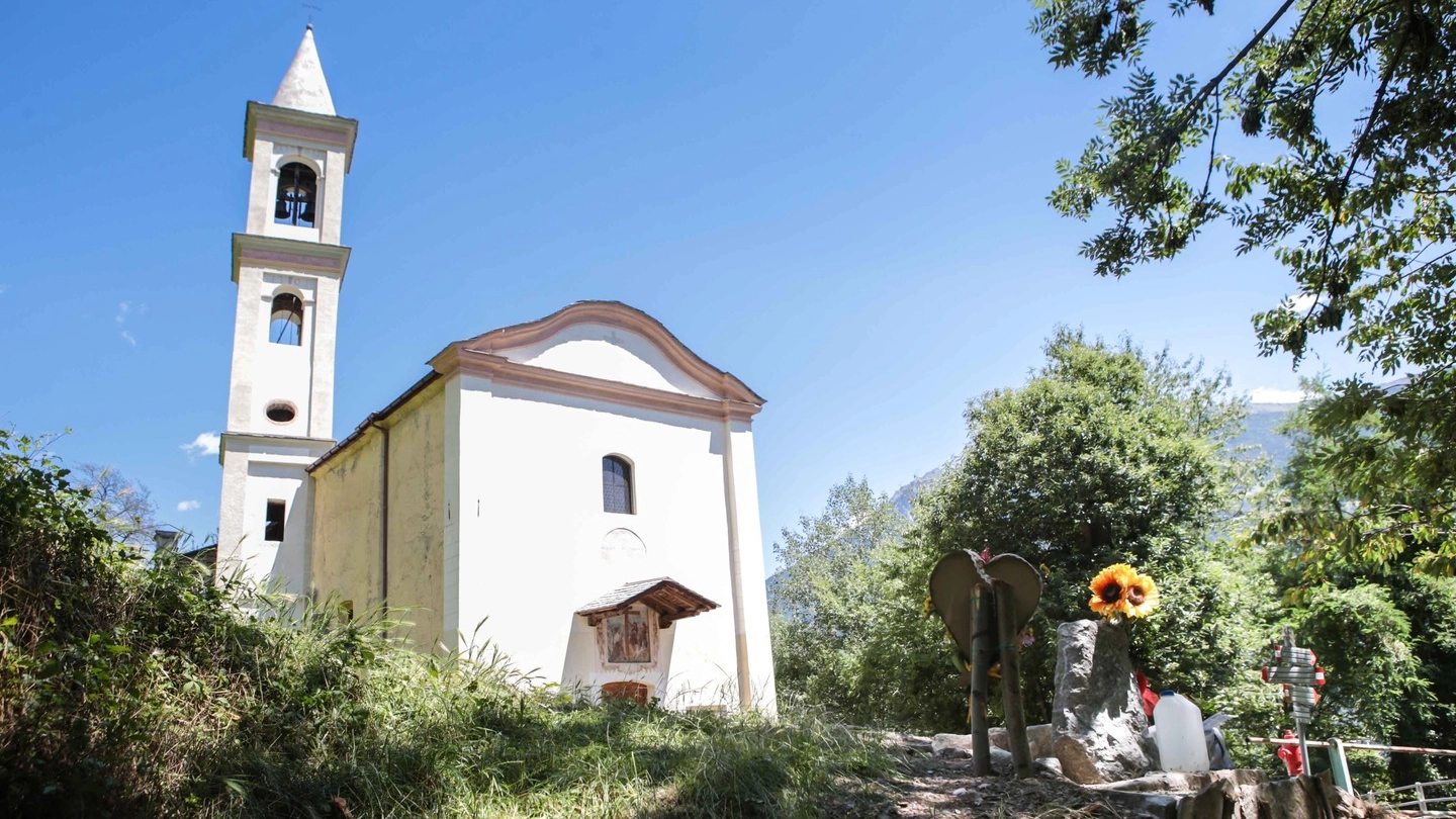 Lapide in ricordo di Veronica Balsamo davanti alla Chiesa di Roncale a Grosotto