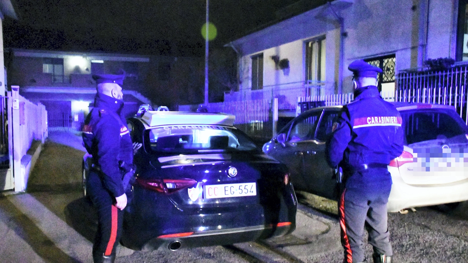 I carabinieri sul luogo dell'accoltellamento a Siziano
