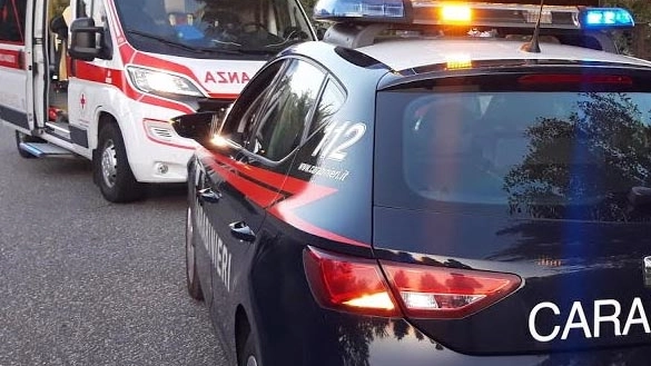 Intervento di carabinieri e ambulanza