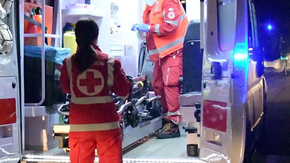 Nigeriano di 40 anni si getta sotto al treno. Shock in stazione Nigeriano di 40 anni si getta sotto al treno. Shock in stazione