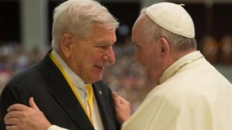 L’abbraccio nel 2015 tra Papa Francesco e don Pier Giorgio “Pigi“ Perini