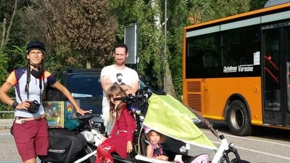 Albachiara come papà, in bici a scattare foto