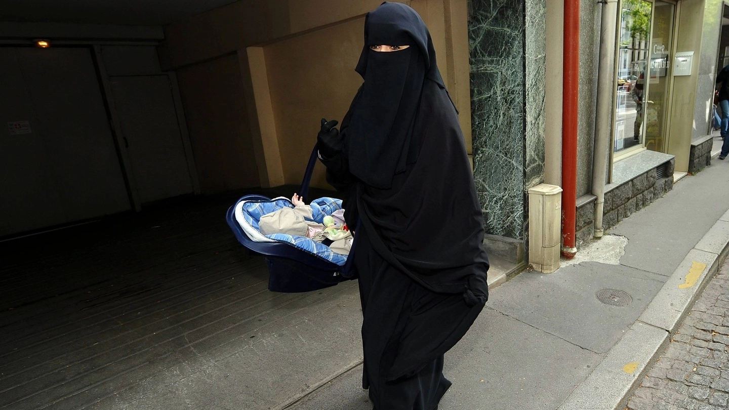 Un donna musulmana con indosso il burqa (Ansa)