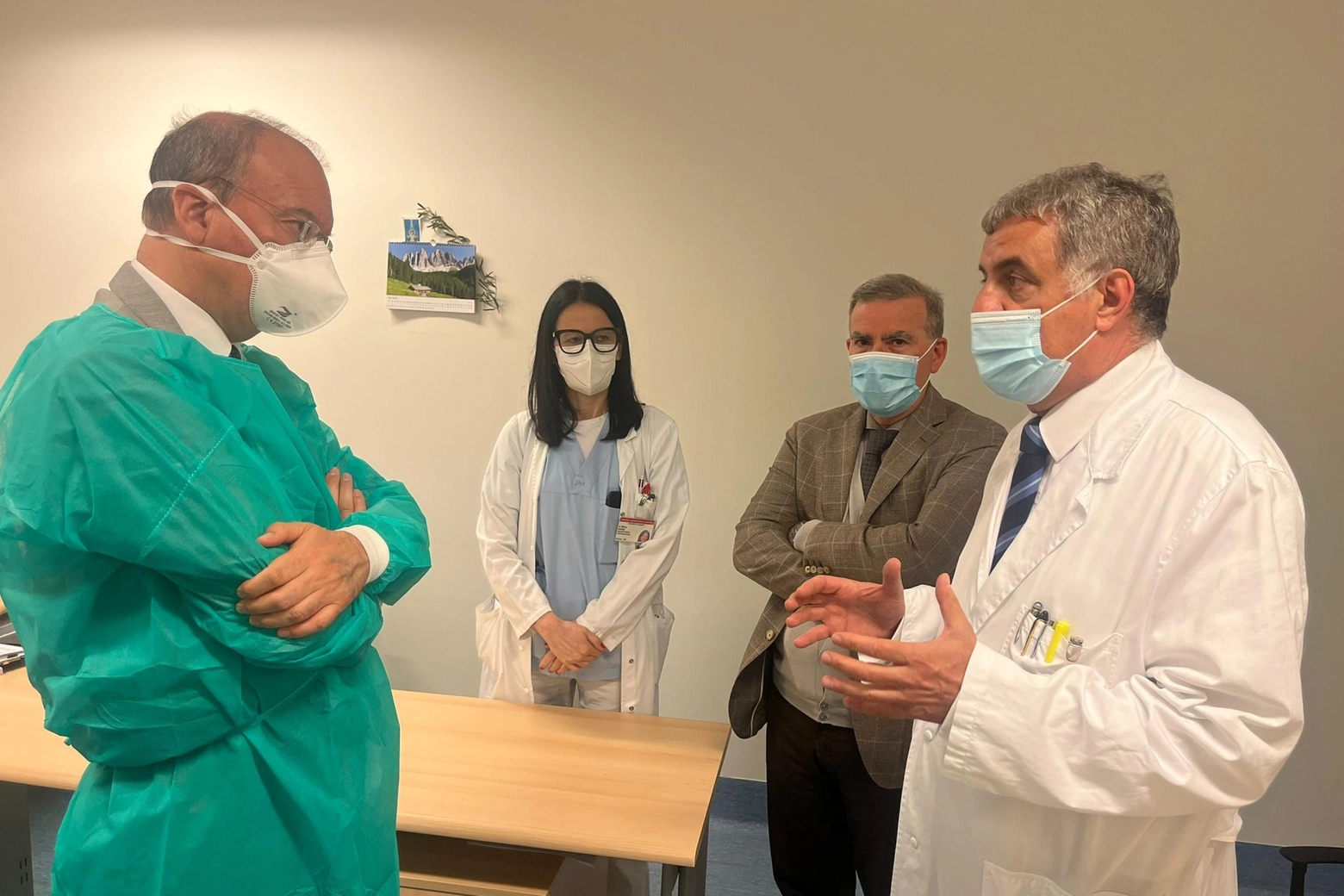 Il ministro Valditara all'ospedale di Legnano per visitare la docente ferita