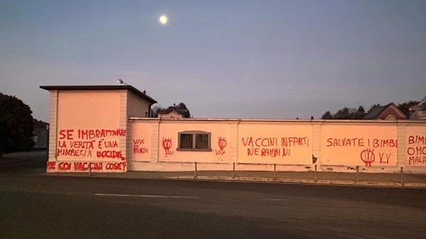 Il cimitero di Arconate imbrattato
