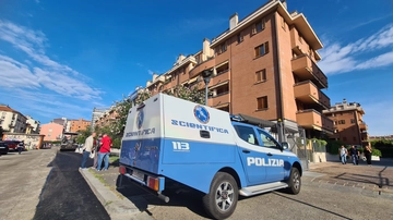 Milano, uccide l’anziana madre con una coltellata alla gola e si suicida buttandosi dalla finestra