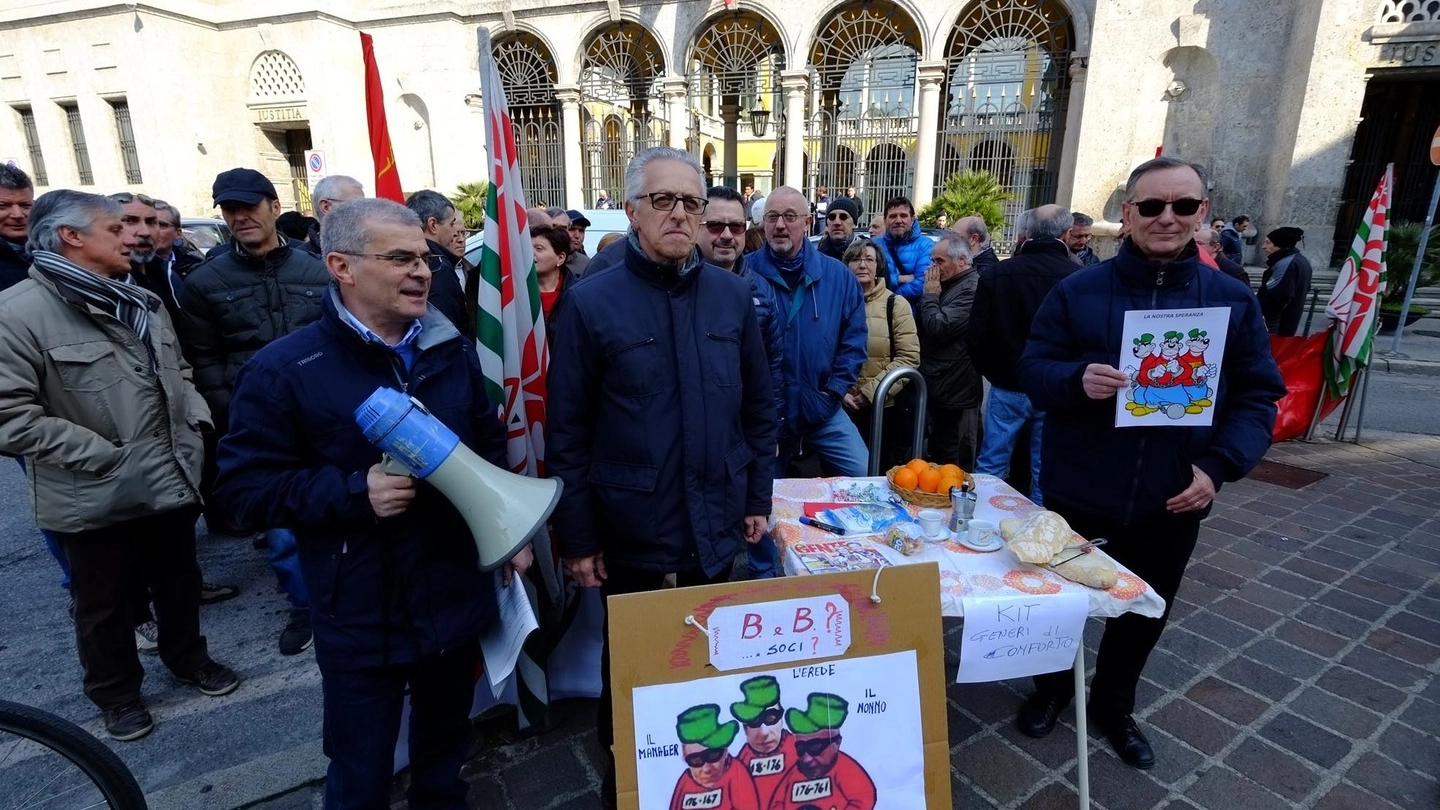 Il picchetto dei lavoratori Bames-Sem davanti al Tribunale di Monza Il picchetto dei lavoratori Bames-Sem davanti al Tribunale di Monza