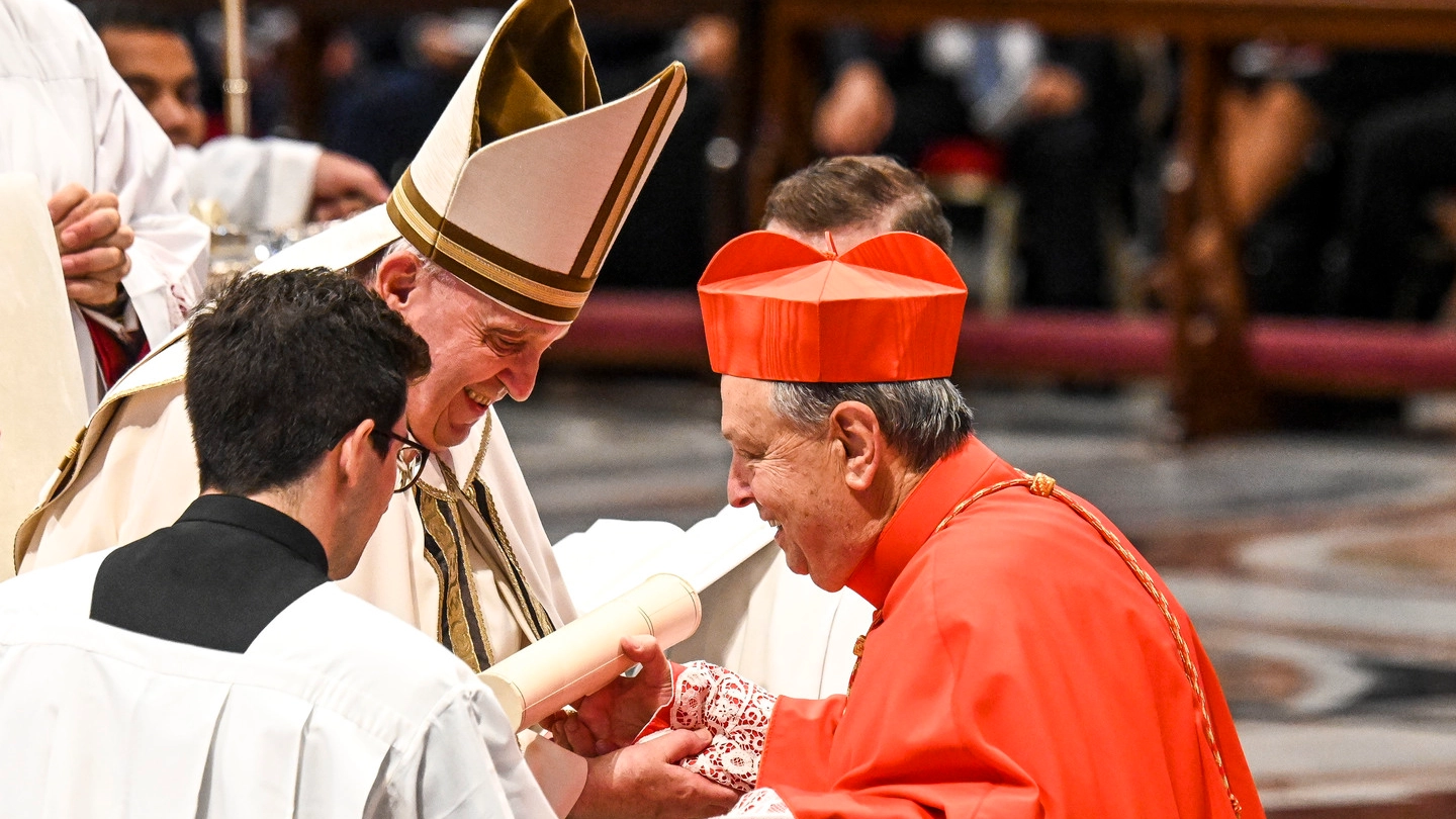 Monsignor Oscar Cantoni ha ricevuto da Papa Francesco pergamena e anello
