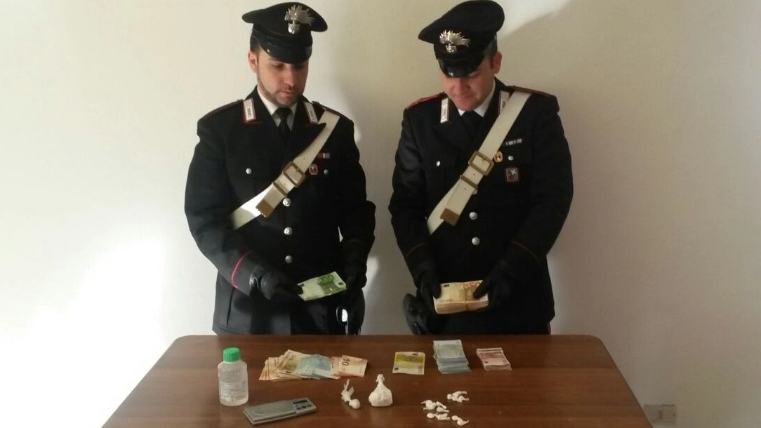 I carabinieri con la droga e i soldi sequestrati