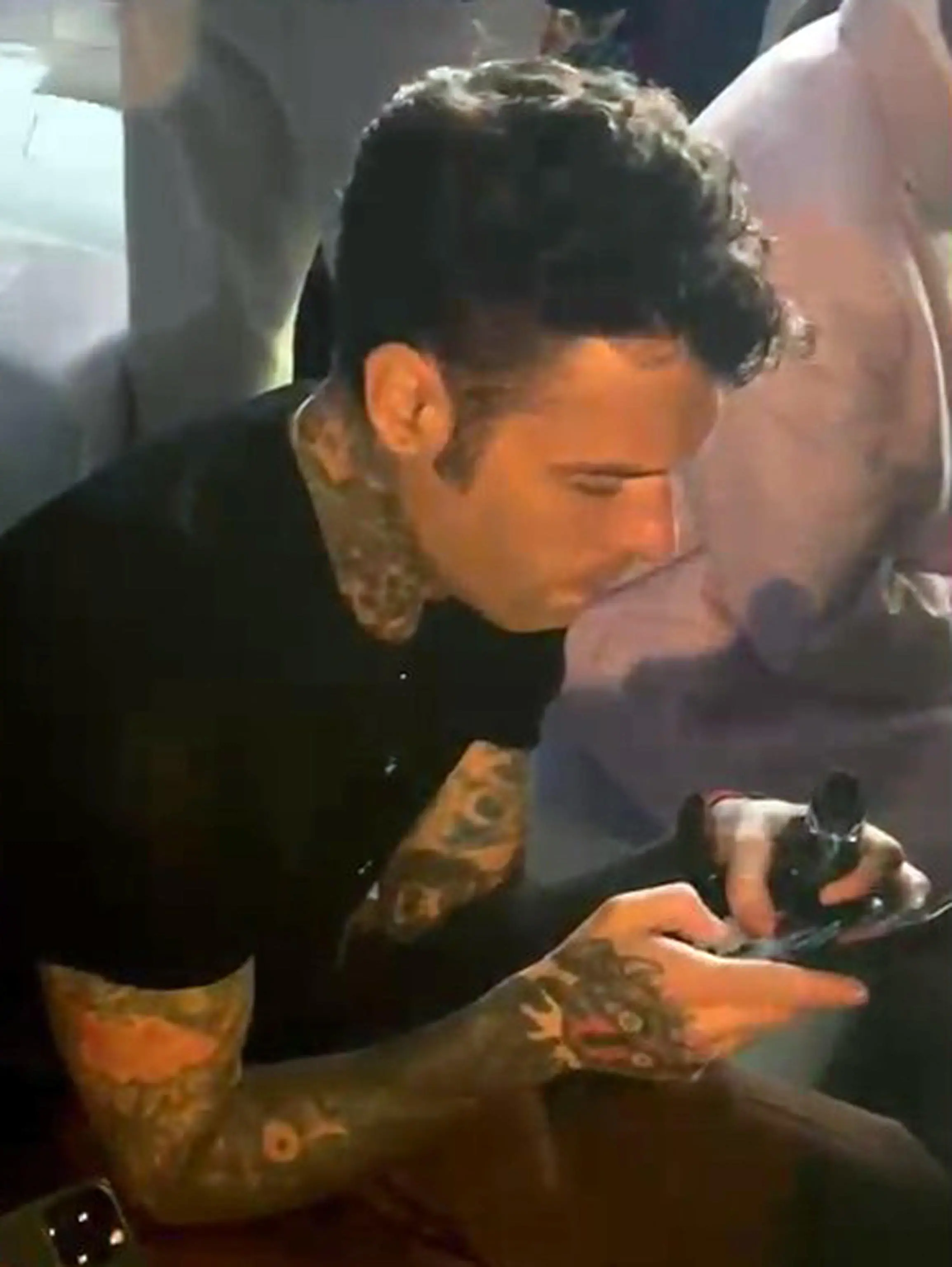 Fedez dribbla i cronisti alla sfilata di Donatella Versace Non