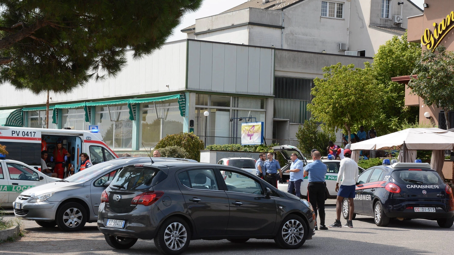 I carabinieri davanti all'Hotel dei profughi (Torres)